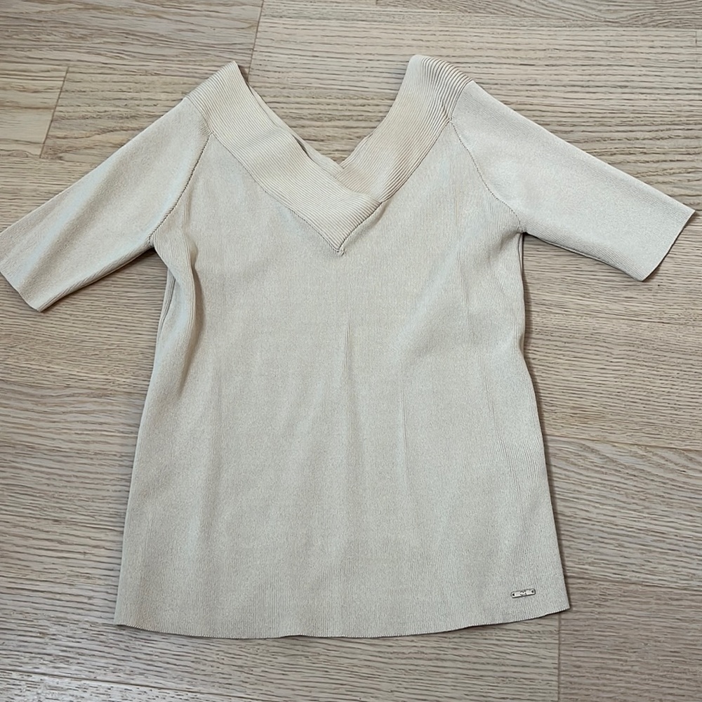 Q2 v neck camel top